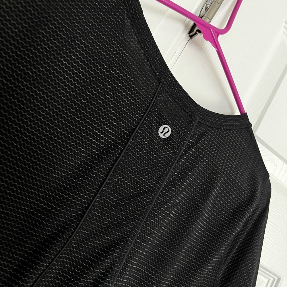 Lululemon women’s tech tee. Size 6. Worn once